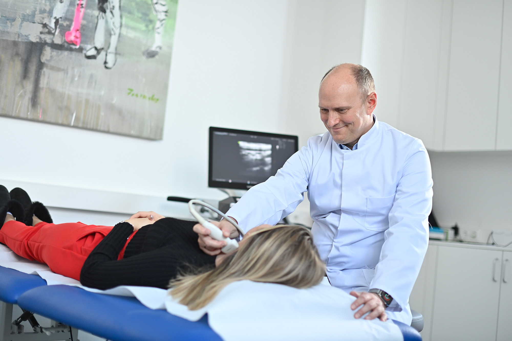 Dr. Ulrich Lex bei der Ultraschalluntersuchung einer Patientin